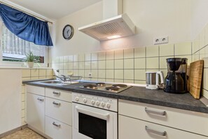 Een koelkast, een microgolfoven, een oven, een kookplaat