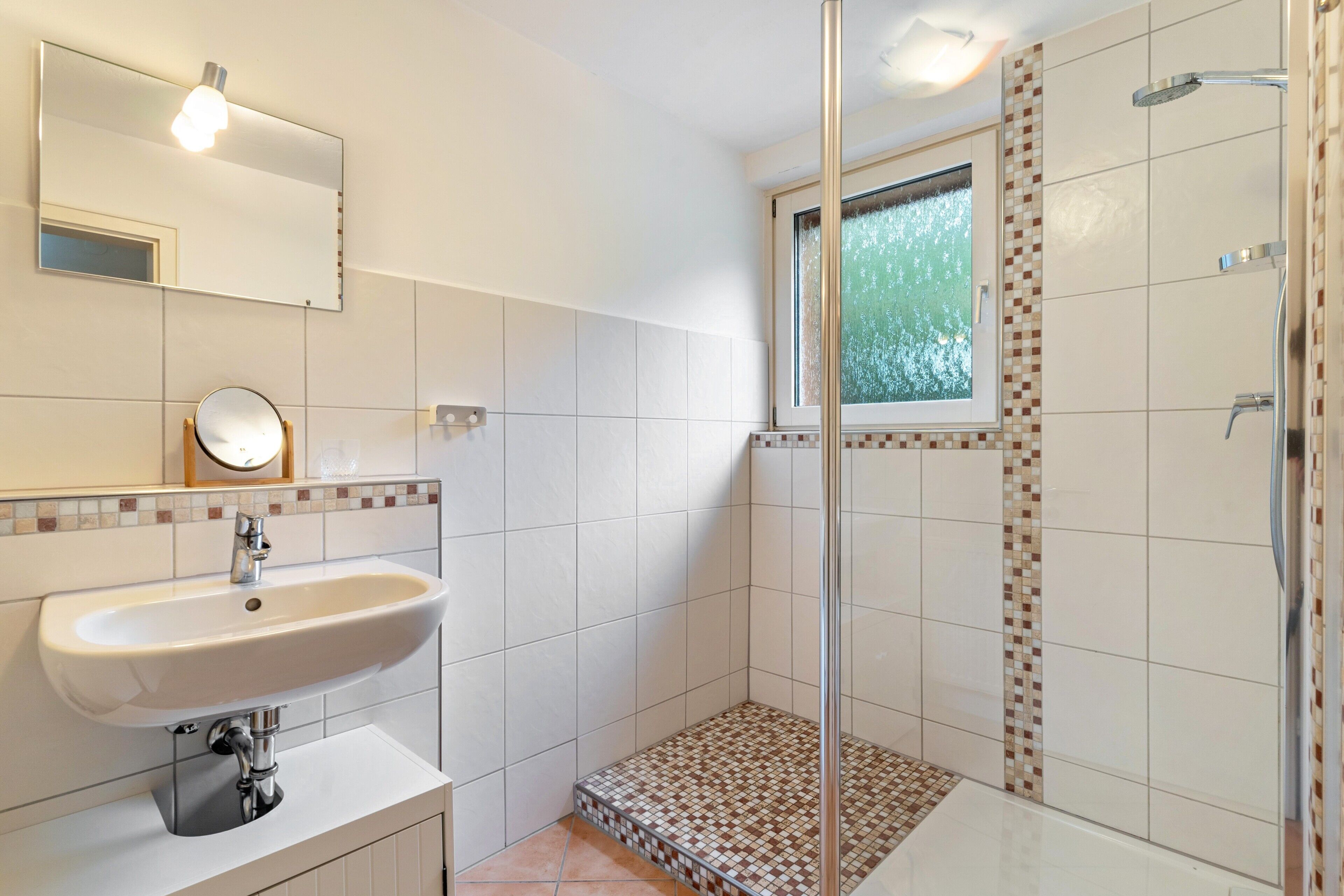 Een douche, een haardroger, handdoeken