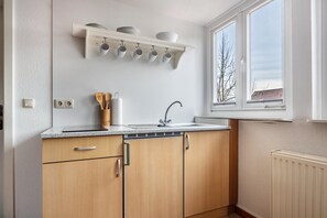 Refrigerador, microondas, parrilla de estufa y cafetera y tetera 