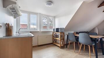 Kühlschrank, Mikrowelle, Herdplatte, Wasserkocher mit Kaffee-/Teezubehör