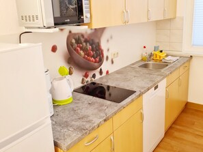 Kjøleskap, mikrobølgeovn, kokeplater og oppvaskmaskin