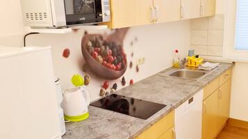 Een koelkast, een microgolfoven, een kookplaat, een vaatwasser