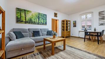 Una televisión, una mesa de tenis de mesa