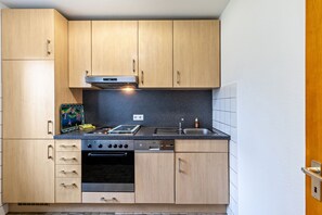 Een koelkast, een oven, een kookplaat, een vaatwasser