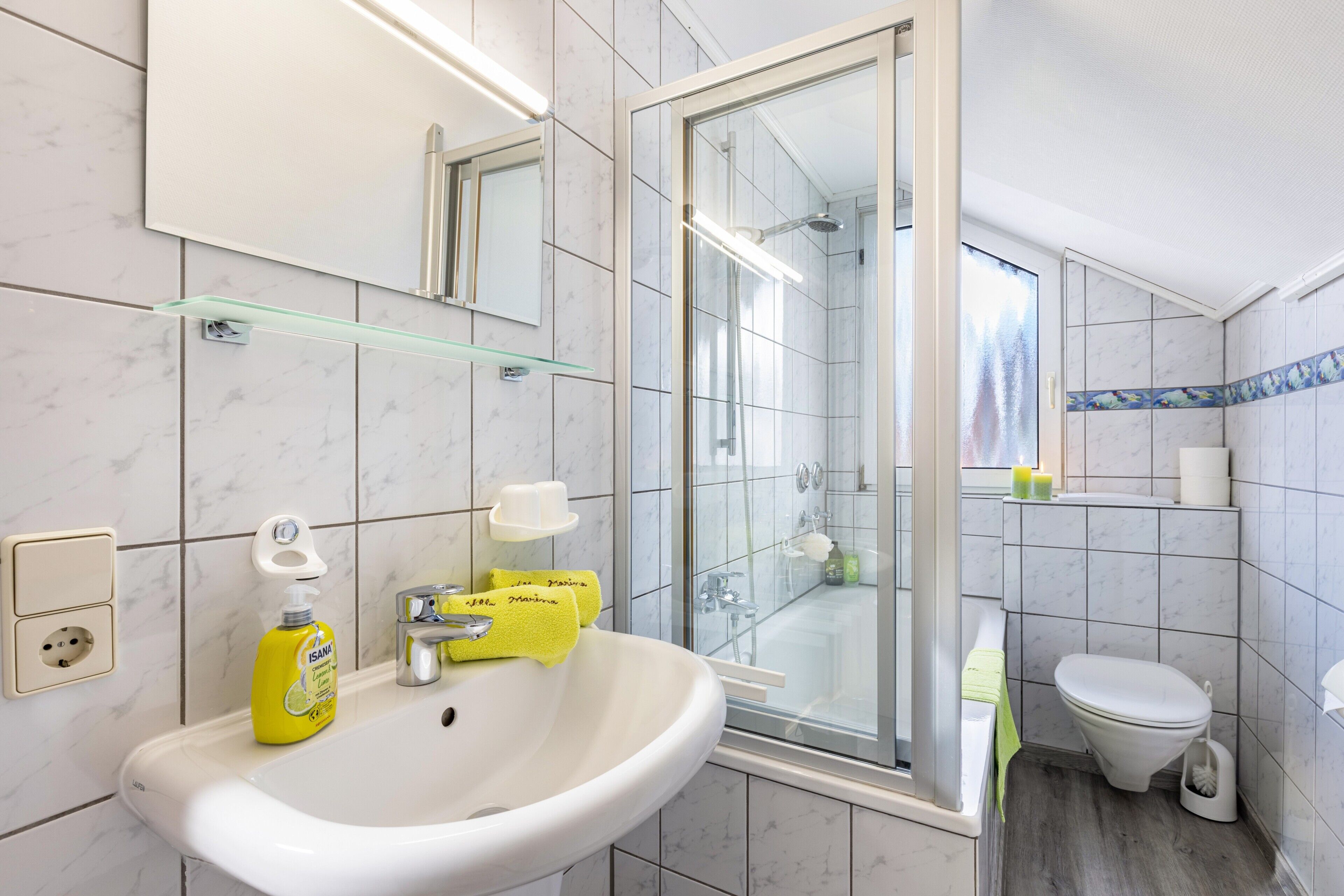 Douche, sèche-cheveux, serviettes fournies