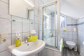 Regadera, secadora de cabello, toallas 