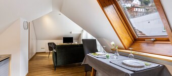 Appartement premium 'Hohenurach' avec vue sur la montagne, terrasse commune et Wi-Fi
