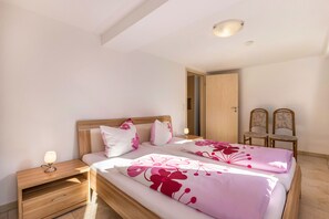 1 slaapkamer, een strijkplank/strijkijzer, gratis wifi, beddengoed