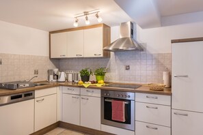 Een koelkast, een oven, een kookplaat, een vaatwasser