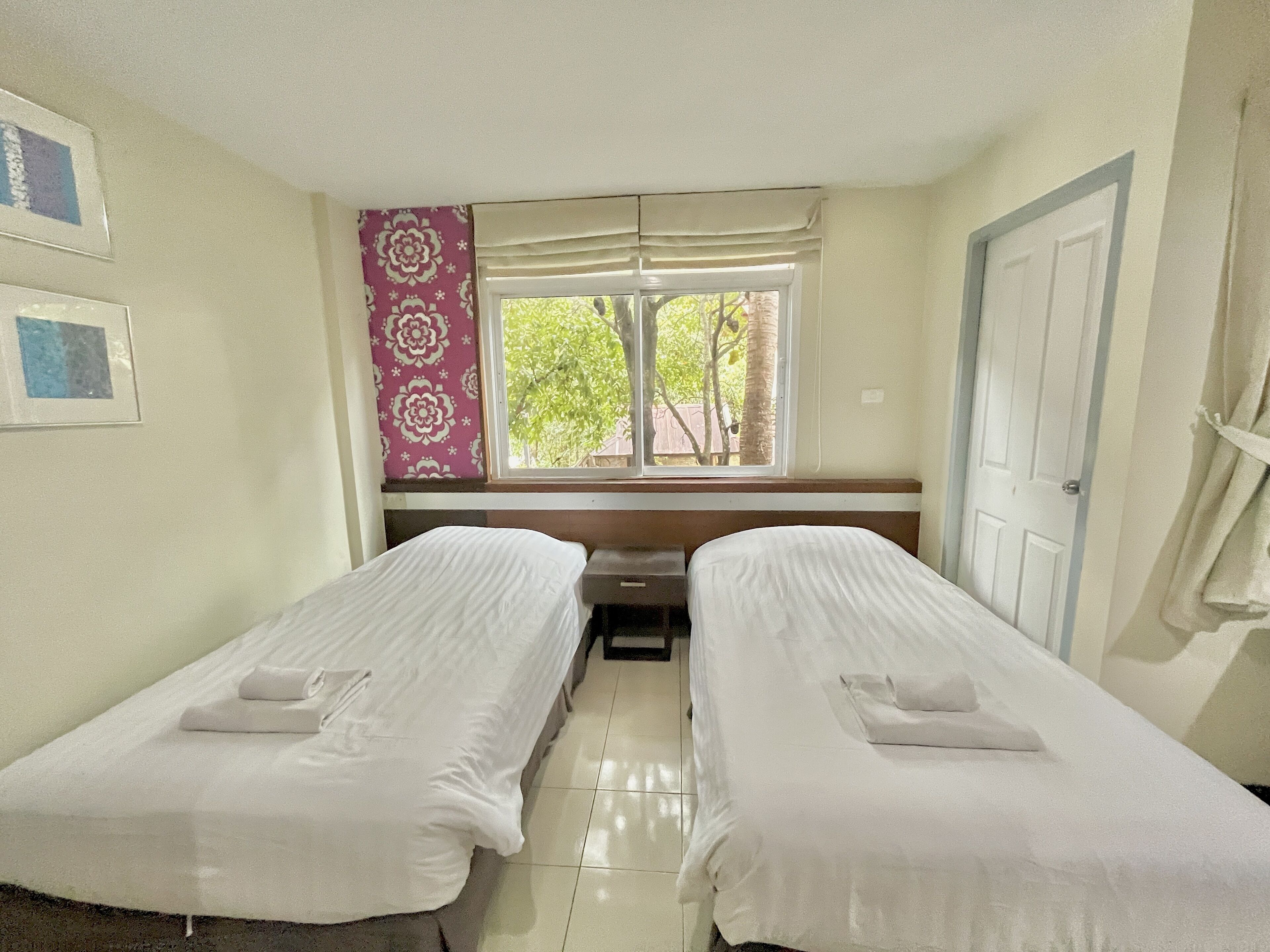 Deluxe Twin Room, Non Smoking, Ensuite | Meja, ruang kerja komputer riba, langsir/tirai gelap terus 