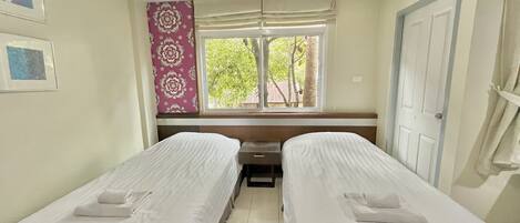 Deluxe Twin Room, Non Smoking, Ensuite | Meja, ruang kerja komputer riba, langsir/tirai gelap terus