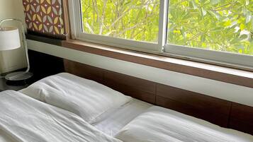 Phòng Tiêu chuẩn | Bàn, khu vực làm việc phù hợp cho laptop, màn/rèm cản sáng