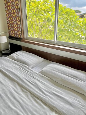 标准房 | 办公桌、笔记本电脑工作区、遮光窗帘、免费 WiFi