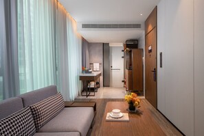 Business Room, 1 Queen Bed | Down comforters, in-room safe, blackout drapes, free WiFi - UrCove by Hyatt Shenzhen Bay EcoTech Prk (Shenzhen)