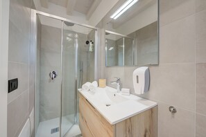 Dusche, Haartrockner, Bidet, Handtücher