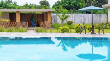 Hồ bơi ngoài trời