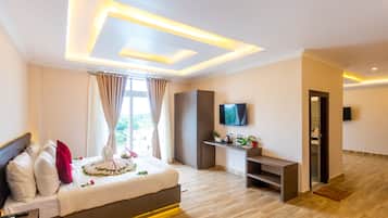 Deluxe twin room | Bàn, khu vực làm việc phù hợp cho laptop