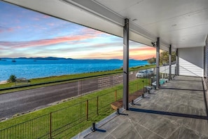 Terrace/patio - Peace in Paradise - Near Nelson Bay - Spa, views! (Tanilba Bay)