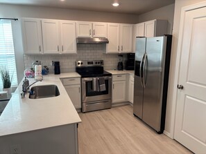 Kjøleskap, mikrobølgeovn, ovn og kokeplater