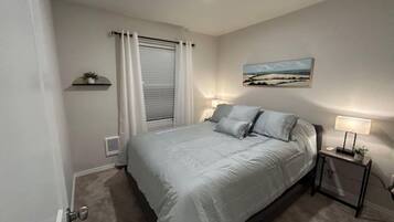 3 bedrooms, desk, iron/ironing board, free WiFi