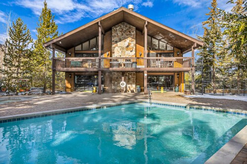 Canyons Village townhome with 2 fireplaces, 2 pools & hot tubs - walk to lifts