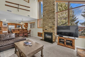 Televisión y chimenea 