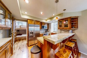 Køleskab, mikrobølgeovn, ovn, kogeplade