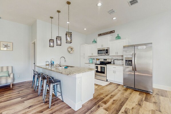 Kylskåp, mikrovågsugn, ugn och spishäll