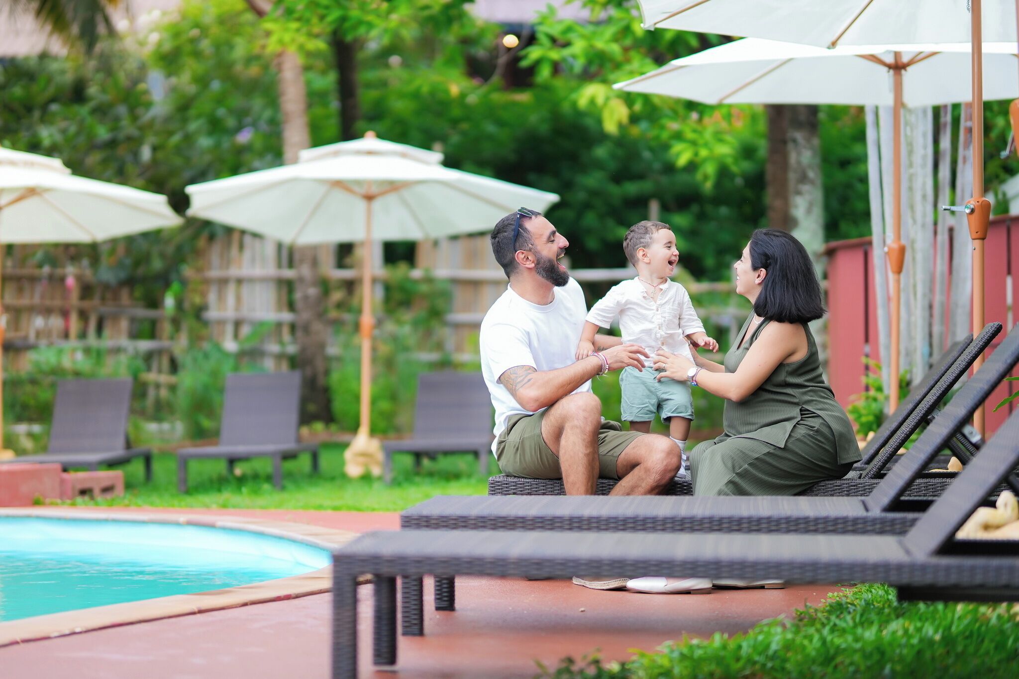 Una piscina al aire libre