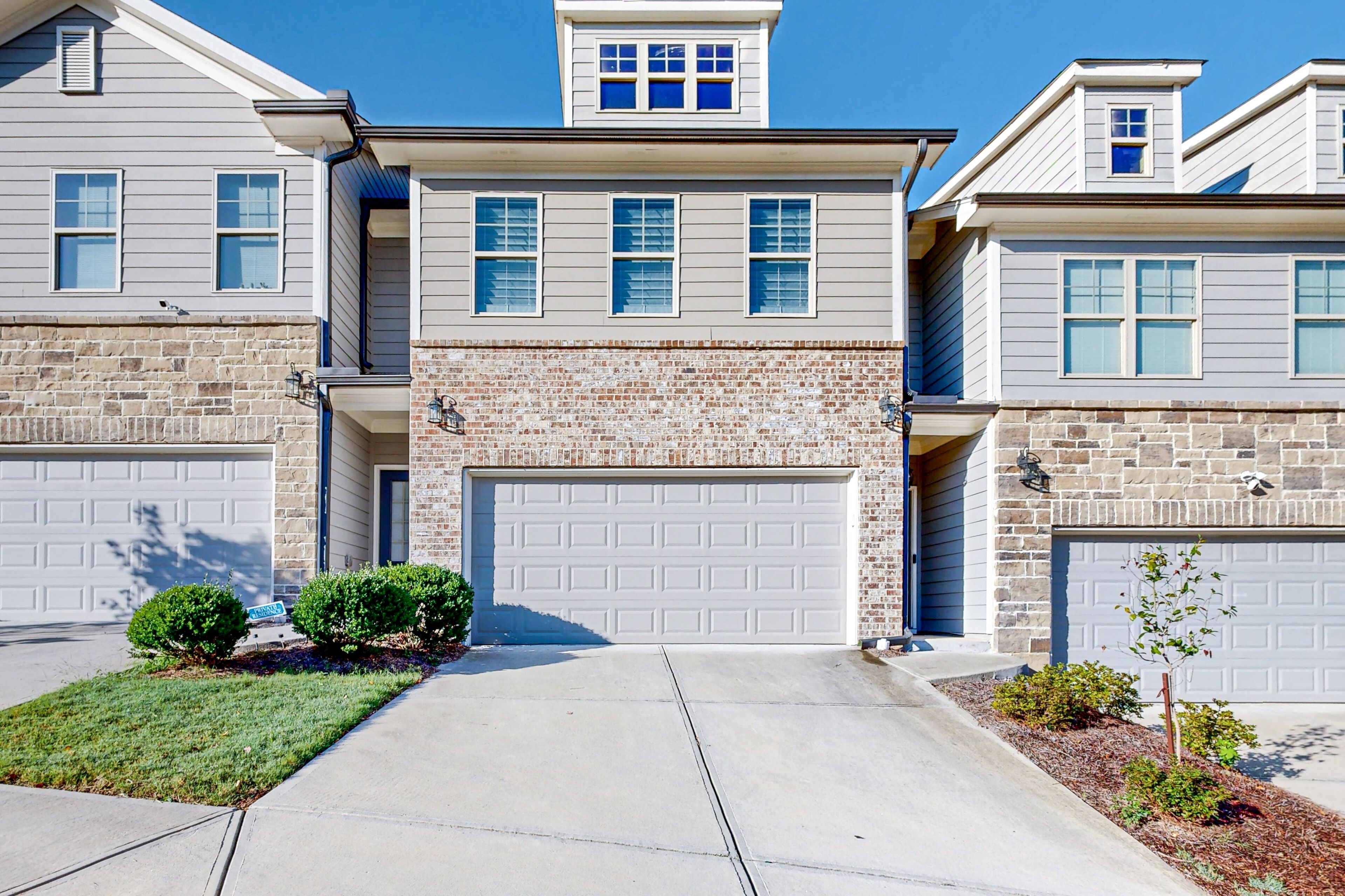 Dog-friendly townhouse near downtown with full kitchen, streaming, washer/dryer