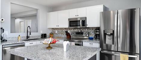 Réfrigérateur, micro-ondes, plaque de cuisson, lave-vaisselle