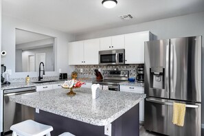 Fridge, microwave, stovetop, dishwasher - The Sunflower House Pet Friendly (Surprise)