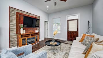 Smart TV, fireplace