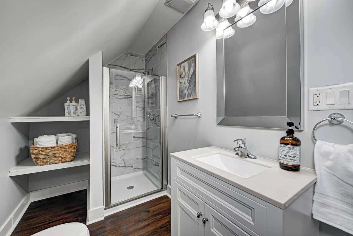 Shower, hair dryer, towels