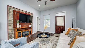 Smart TV, chimenea y oficina