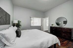 5 habitaciones, escritorio y tabla de planchar con plancha 