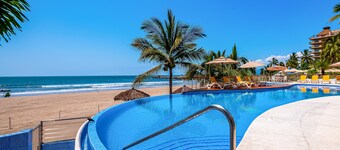 Beachfront 4th-floor condo with views, outdoor pool, balcony, W/D & central AC