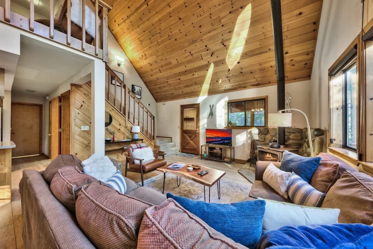Truckee Adventure Cabin With Hot Tub + Pool Table - Truckee, CA