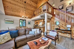Smart TV, fireplace, video games, DVD player - Truckee Adventure Cabin: Hot Tub, Pool Table, Pets (Truckee)