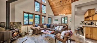 Private Hot Tub, Pool Table, Pet Friendly, Pools and other HOA Amenities