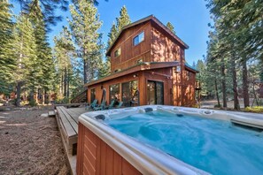 Terrace/patio - Truckee Adventure Cabin: Hot Tub, Pool Table, Pets (Truckee)