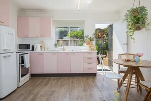 Fridge, microwave, oven, stovetop - Palm Springs Oasis, short walk to Shelly Beach (Bateau Bay)