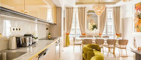 Kühlschrank, Mikrowelle, Ofen, Herdplatte