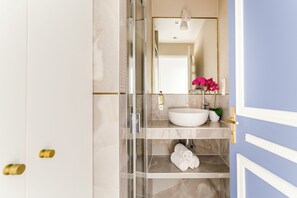 Bañera, secador de pelo, toallas