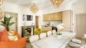 Una sala de estar moderna con comedor, cocina y chimenea.