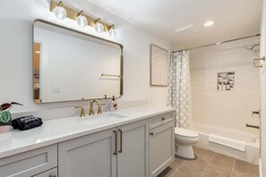 Badkar, hårtork och handdukar