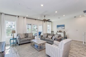 Smart TV - 3BR Coastal Chic Townhouse | EV Charger | Pools | Tennis | Beach Club|Free Activities Including Golf (Pensacola)