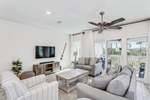 Smart TV - 3BR Coastal Chic Townhouse | EV Charger | Pools | Tennis | Beach Club|Free Activities Including Golf (Pensacola)