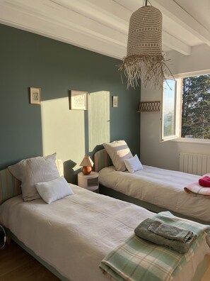 5 habitaciones, tabla de planchar con plancha, wifi y ropa de cama