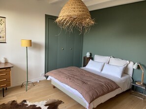 5 habitaciones, tabla de planchar con plancha, wifi y ropa de cama